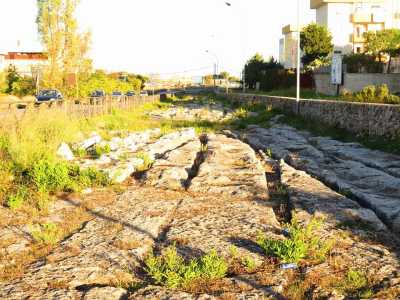 Mentre un pezzo intatto e lastricato di 300 metri � ancora percorribile a sud di Monopoli